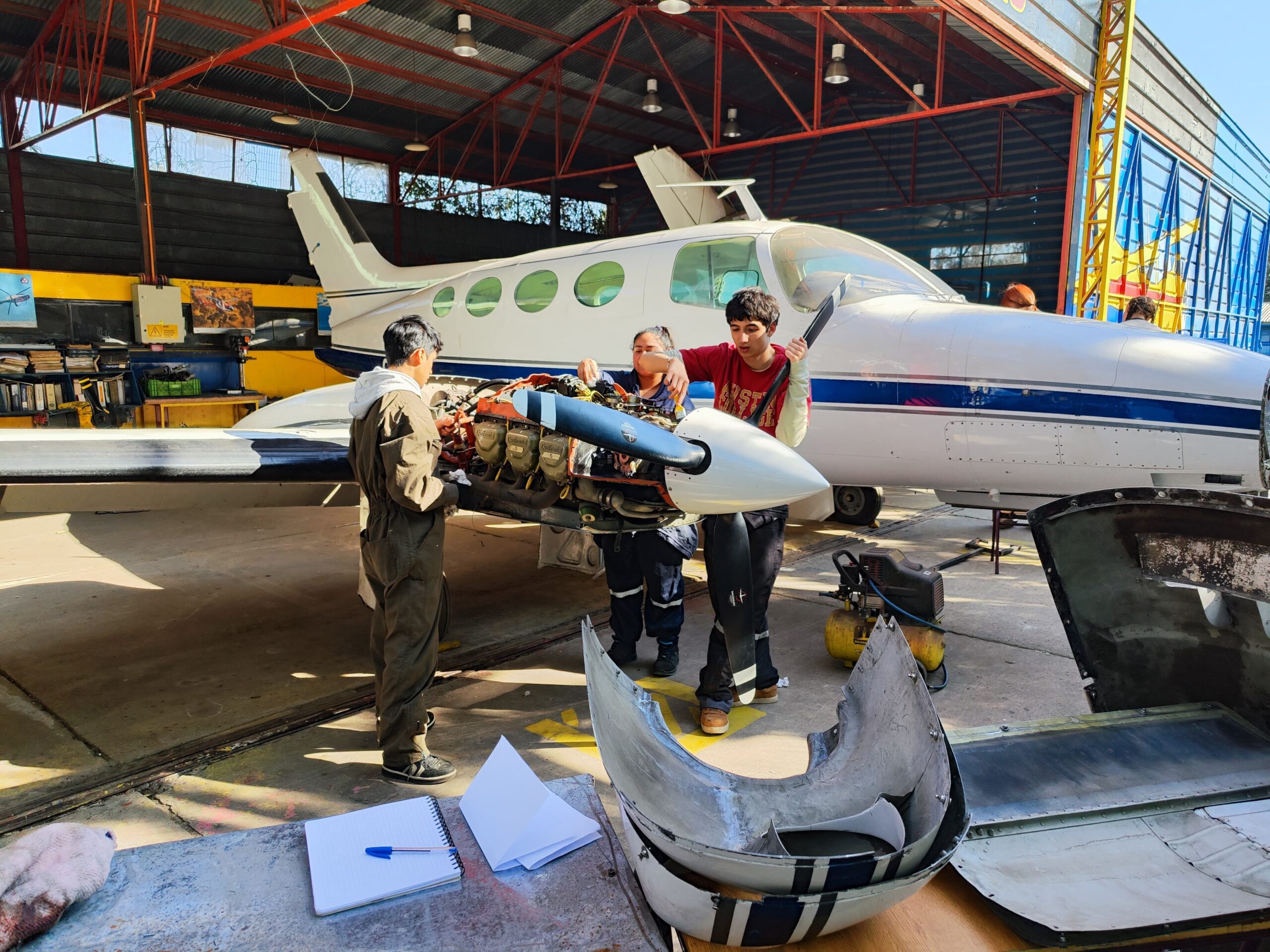 Estudiantes de Mecánica de Aeronaves CET Bicentenario La Reina