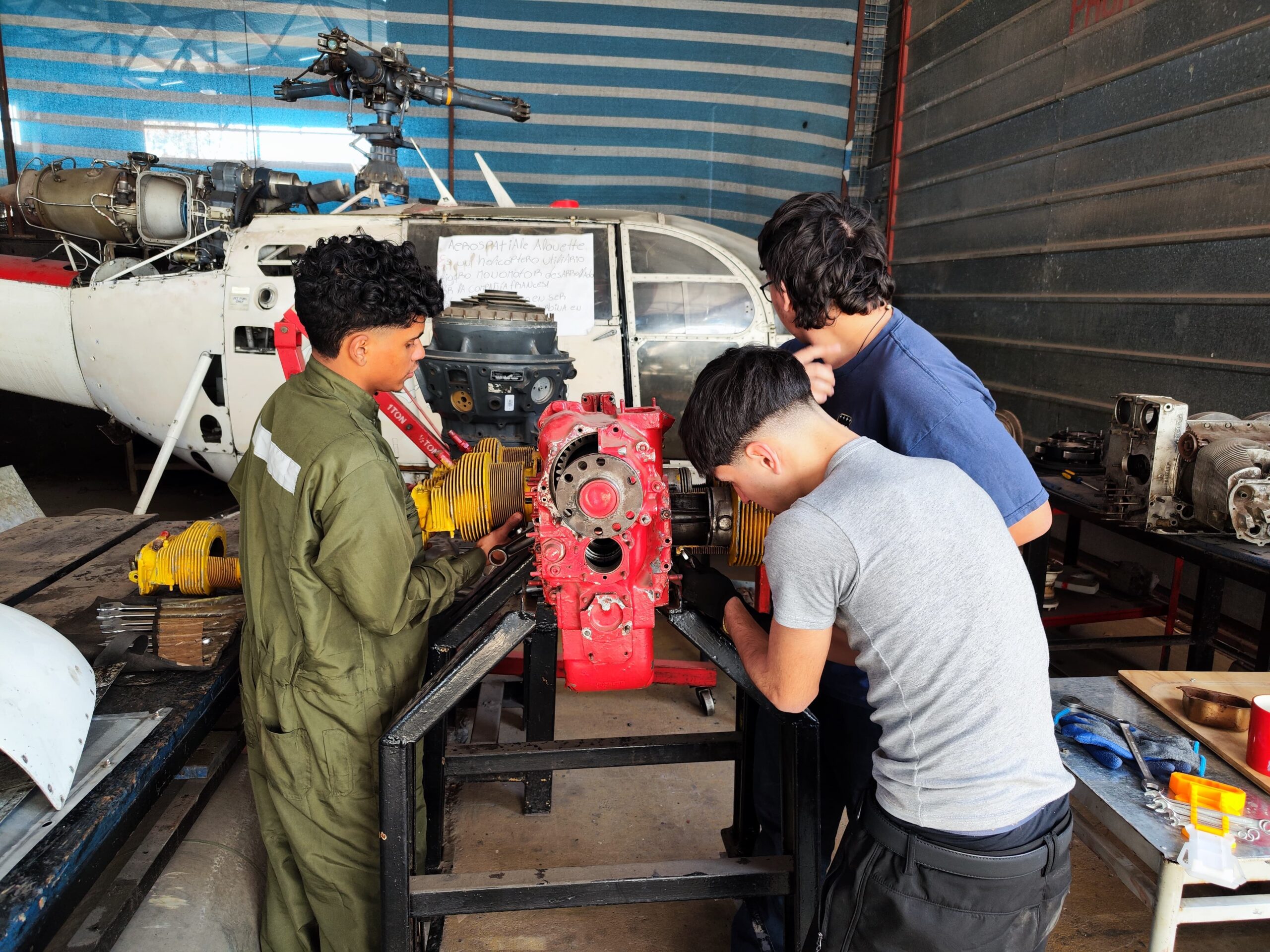 Alumnos en Talleres Mecánicos